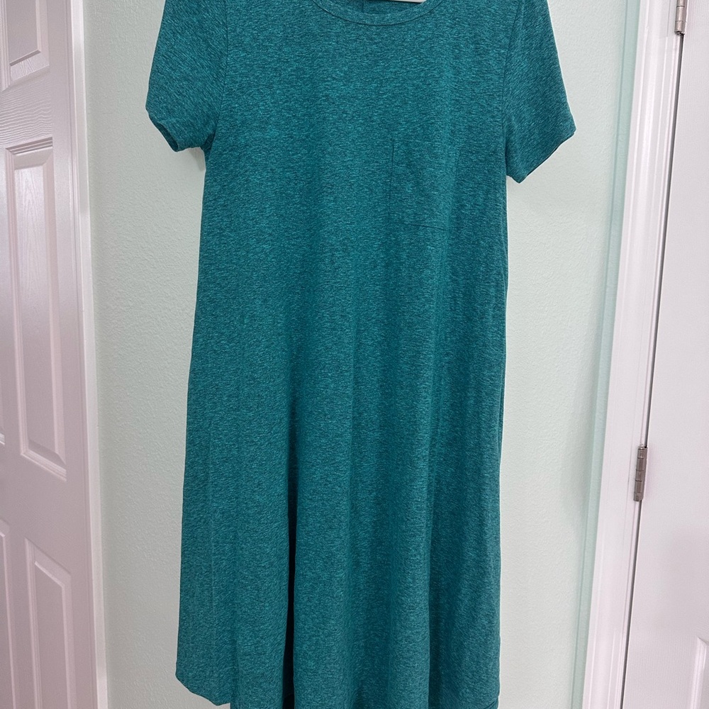 LuLaRoe Carly Teal Green Heather Short Sleeve Dress with pocket.